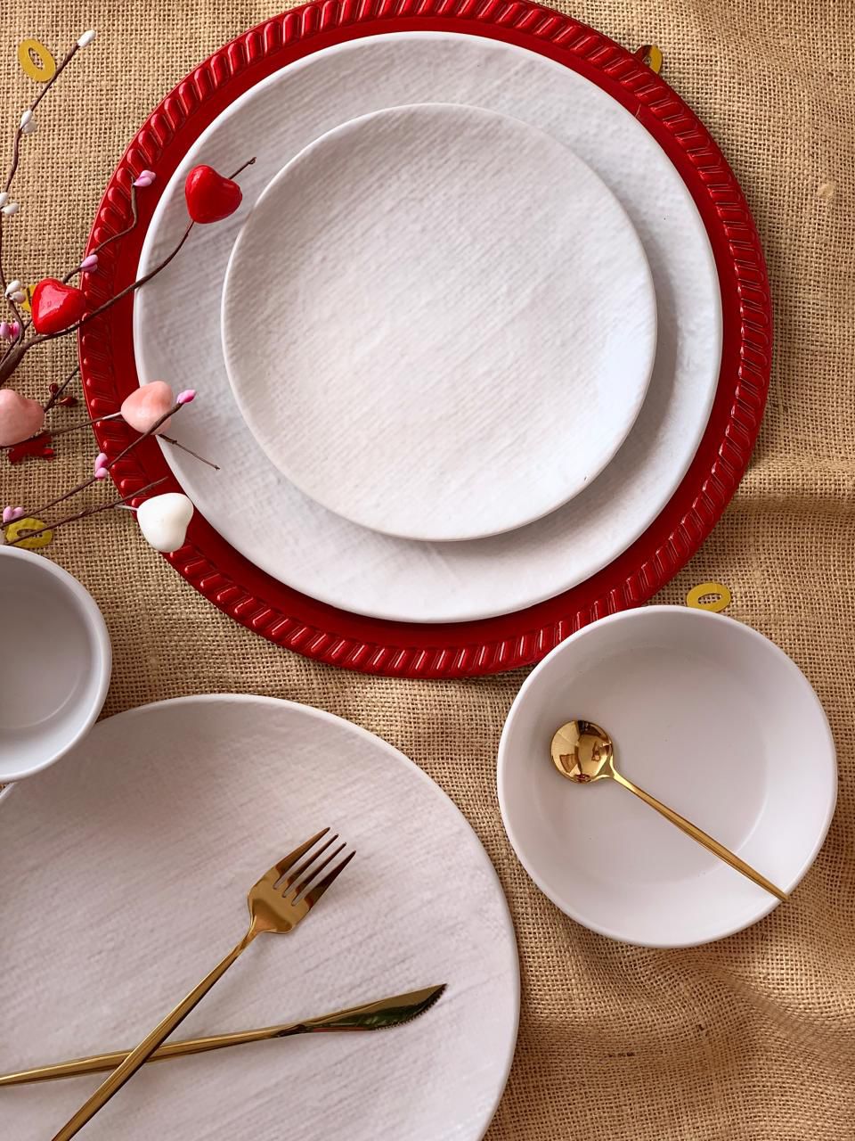 Vajilla blanca con textura