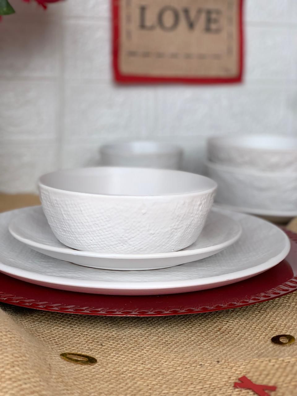 Vajilla blanca con textura