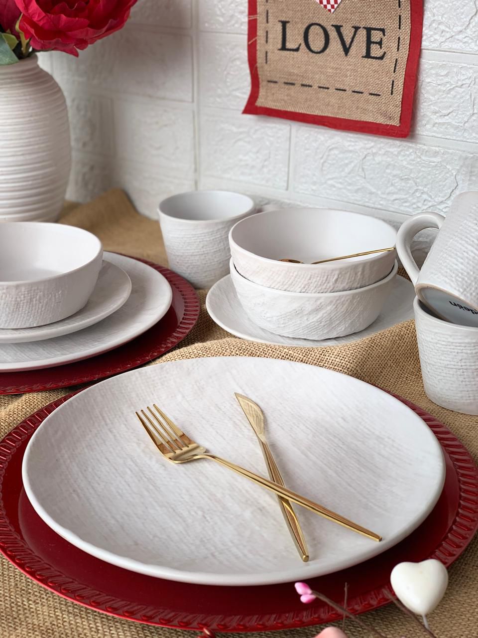 Vajilla blanca con textura